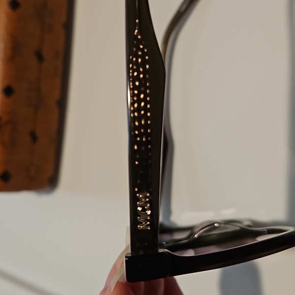 NWT MCM725S 52-20-140 grey sunglasses with hard case and cleaning cloth - Picture 3 of 15